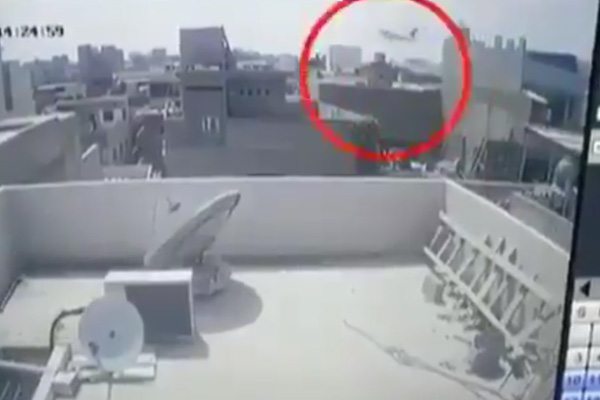 Pakistan'da uçağın düştüğü anlar