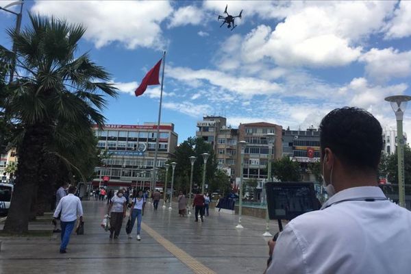 Maske takmayanlar drone ile tespit edilip uyarıldı