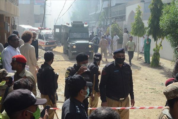 Pakistan'da yolcu uçağı düştü