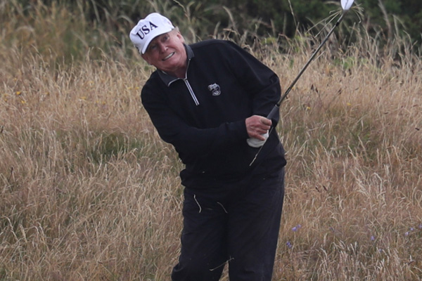 Salgın binlerce can alırken Trump golf oynadı: Büyük tepki topladı!
