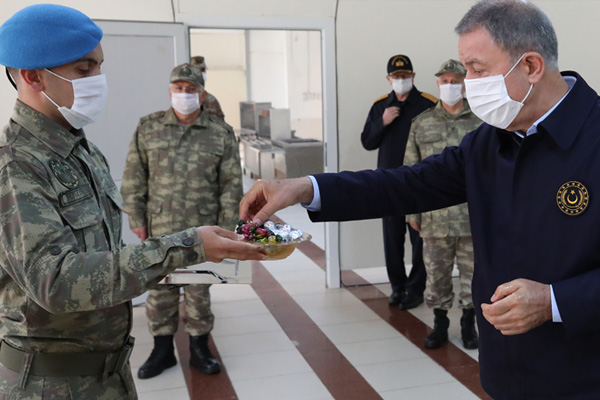 Bakan Akar ve komuta kademesinden sınır hattında bayram