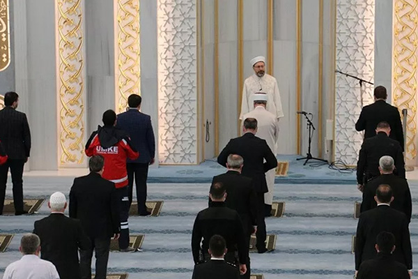 Bayram namazı sadece Ankara'da kılındı