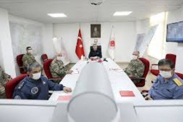 Milli Savunma Bakanı Akar ve TSK'nin komuta kademesinden sınır hattında bayram