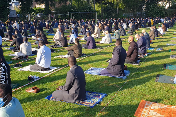 İsmet Mısırlıoğlu Timeturk için yazdı: Almanya'da Müslümanlar parklarda namaz kıldı