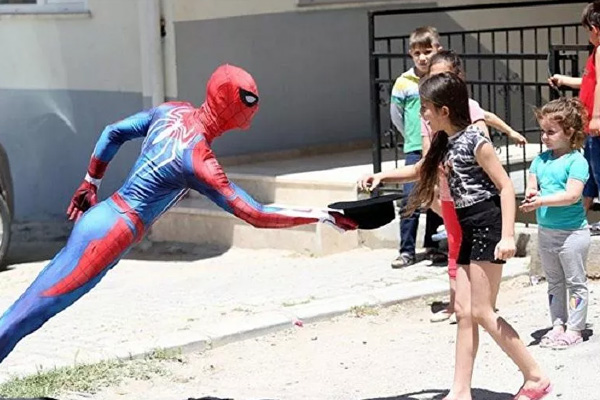 'Örümcek Adam' bayramda şeker dağıttı