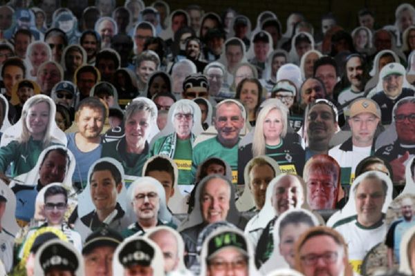 Alman ligi Bundesliga'da tribünde sanal taraftarlar