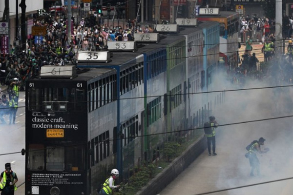 Hong Kong'da halk sokaklara indi