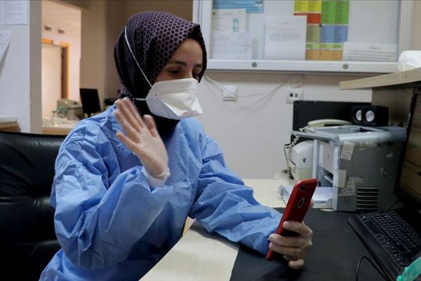 Kovid-19'la mücadelenin kahramanları, aileleriyle görüntülü görüşerek bayramlaştı