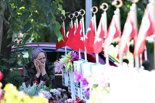 Şehitliklerde hüzünlü bayram