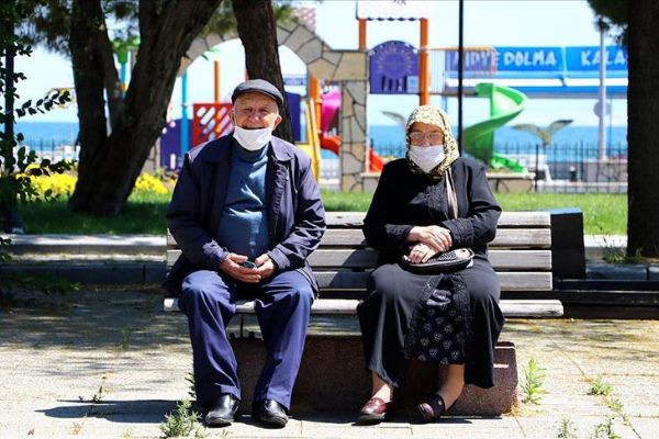 65 ve üzeri yaştaki vatandaşlar bayramda güneşli havanın keyfini çıkardı