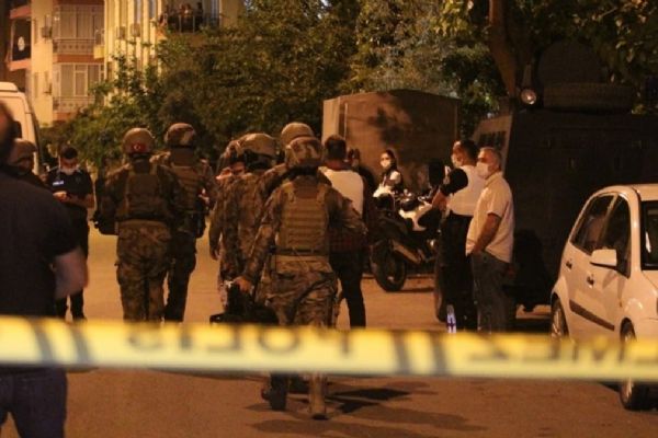 Antalya'da evin odasına kendisini kilitleyen silahlı kişi, polis ekiplerince ikna edildi