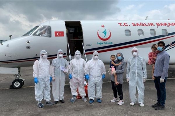 Koronavirüse yakalanan Türk vatandaşı kadın ve ailesi Bangladeş'ten yurda getirildi