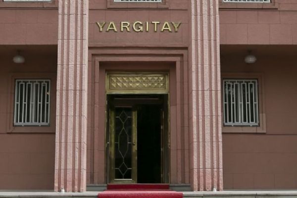 Yargıtay'dan tarihi karar: Boşanan anne çocuğuna soyadını verebilecek