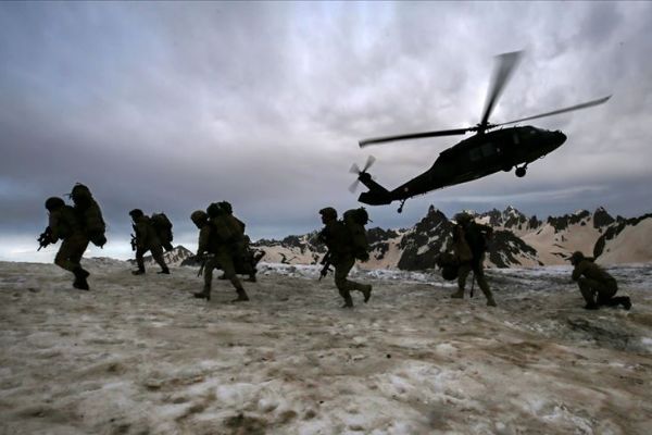 Mehmetçik İkiyaka Dağları'nda teröristlere nefes aldırmıyor