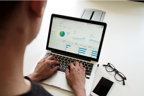 Evde kalanlar yüzde 40 daha fazla çalışıyor