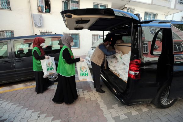 İHH'dan yetimlere bayram sürprizi