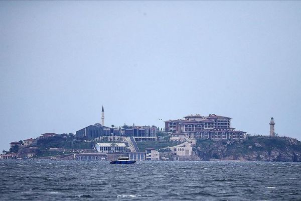 İsmi 'yassı', namı 'yaslı' ada, Demokrasi ve Özgürlükler Adası olarak yeniden doğuyor