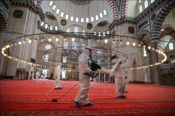Yeniden ibadete açılacak camiler dezenfekte ediliyor