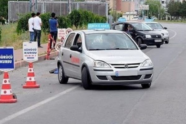 Ehliyet alacaklar dikkat! Sürücü kursları faaliyete geçiyor