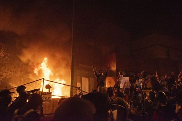Siyahi Amerikalı Floyd'un öldürüldüğü Minneapolis'te göstericiler polis merkezini ateşe verdi