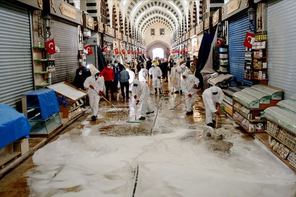 Tarihi Mısır Çarşısı'nda temizlik ve dezenfeksiyon çalışması yapıldı