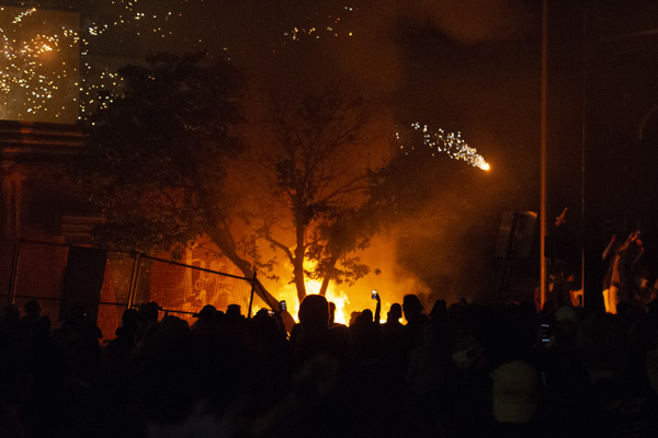 ABD’de göstericiler polis merkezini ateşe verdi