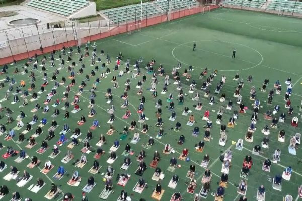 Vatandaşlar cami avluları, pazar yerleri ve statlarda cuma namazı kıldı