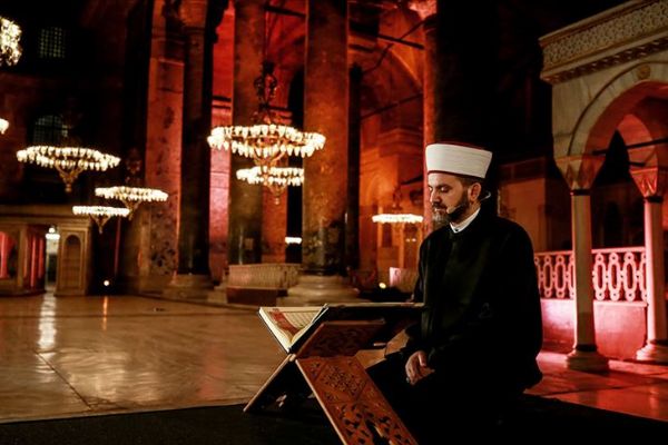 Ayasofya'da Fetih Suresi okundu