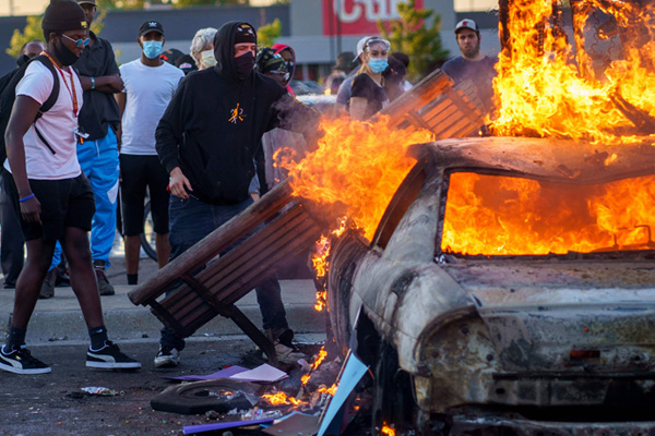 Yangın yerine dönen ABD’de eylemler durdurulamıyor: 25 şehirde sokağa çıkma yasağı ilan edildi