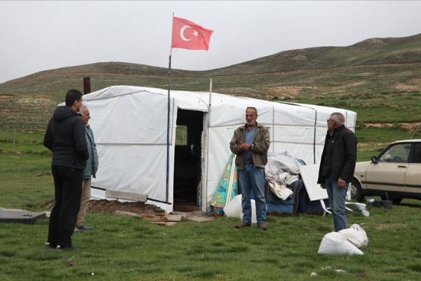 Erciyes'te kurdukları çadırlarla Kovid-19 sürecini atlatmaya çalışıyorlar