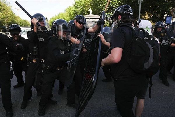 Beyaz Saray önündeki Floyd gösterilerinde tansiyon yükseldi