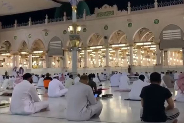 Suudi Arabistan'da camiler iki ay sonra ibadete açıldı