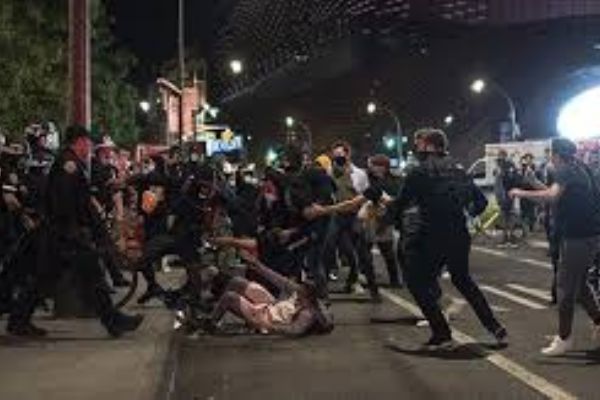 Floyd protestoları çatışmalara sahne oldu