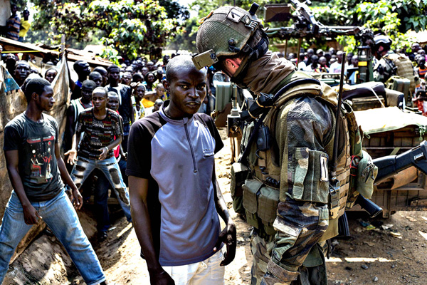 Fransız askerleri Orta Afrika'dan çekiliyor...