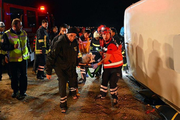 Kayseri'de yolcu otobüsü devrildi: 19 yaralı