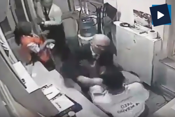 Erdoğan  Bayraktar güvenlik görevlisini dövdü