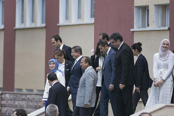 Davutoğlu'ndan 2 okula ziyaret