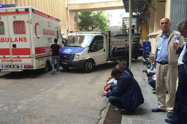 Diyarbakır'daki patlamada ölenlerin cenazeleri ailelerine teslim edildi