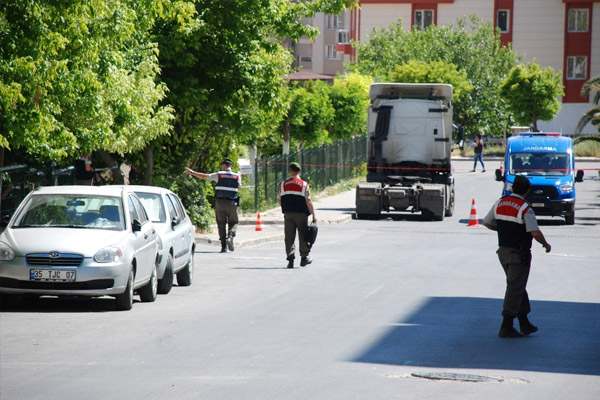 İzmir’de şüpheli çanta alarmı
