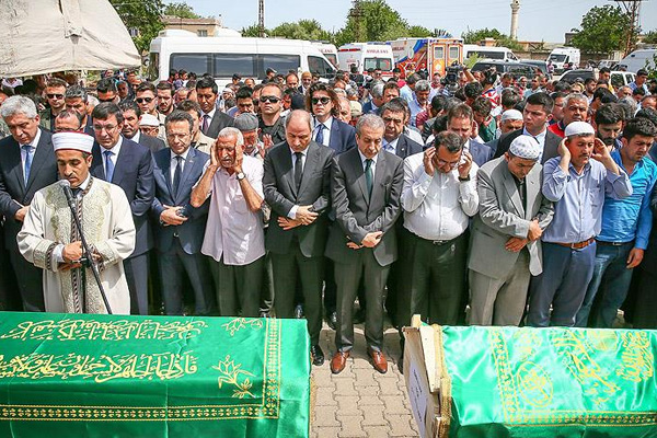 Diyarbakır'daki patlamada ölen 13 kişi toprağa verildi