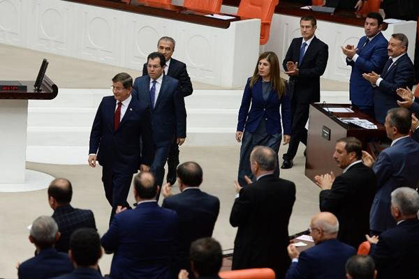 Davutoğlu’nu ayakta alkışladılar