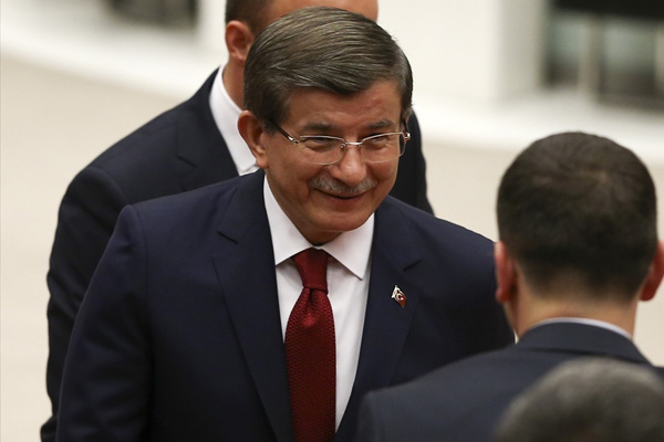 Davutoğlu Meclis'te AK Parti sıralarına oturdu