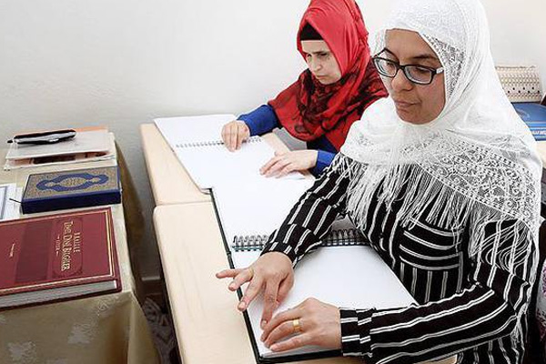 Kur'an-ı Kerim'i dokunarak okuyorlar