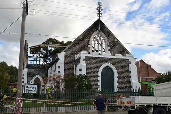Tek bir camileri vardı, o da yandı