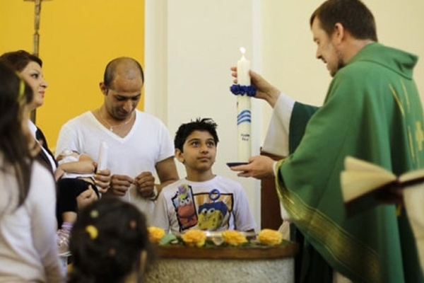 Almanya'da sığınmacılar kabul için din değiştiriyor