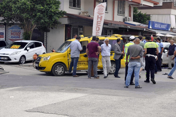 Servis minibüsü ile taksi çapıştı: 11 yaralı