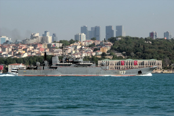 2 Rus savaş gemisi aynı anda Boğaz’dan geçti