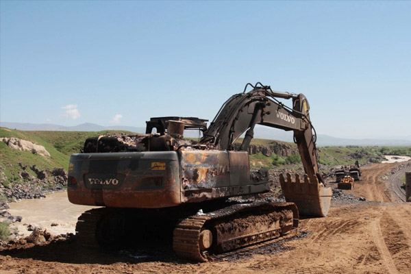 PKK’lılar Muş'ta iş makinesi yaktı