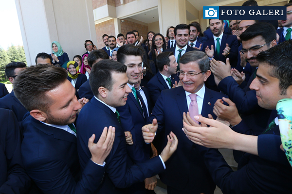 Davutoğlu, gençleri Çankaya Köşkü'nde ağırladı