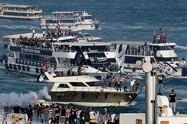 Beşiktaş şampiyonluğunu kutluyor